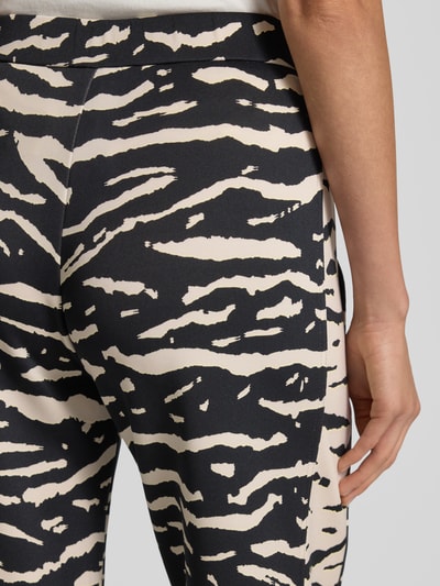 Vrouwenmodel draagt Wide Leg Stoffhose mit elastischem Bund van Marc Cain, elastische tailleband, materiaal-mix met stretch, detailopname heup.
