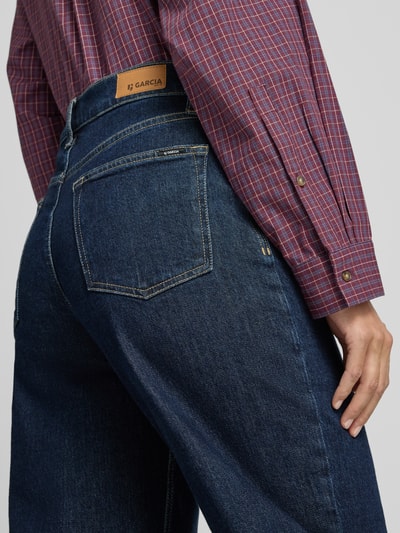 Vrouwenmodel draagt donkerblauwe Barrel Jeans uit katoenmix model 'Chyla' van Garcia, Dames Barrel Jeans, detailopname rugzijde