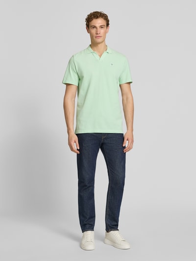 Männermodel trägt Regular Fit Poloshirt aus reiner Baumwolle von s.Oliver RED LABEL, Optik: Unifarben, Ganzkörperansicht von vorne.
