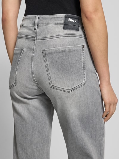 Kobiece model prezentuje szare Flared Jeans mit elastischem Bund Modell 'MAINE' od Brax, bawełniany miks, widok z tyłu, zbliżenie na biodra.