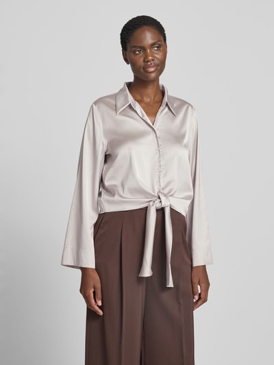 Frauenmodel trägt Relaxed Fit Langarmbluse in Satin-Optik Modell 'ERRIKA' von HUGO, silbrig glänzend, glatte Oberfläche, Damen Langarmbluse, Nahaufnahme Oberkörper.