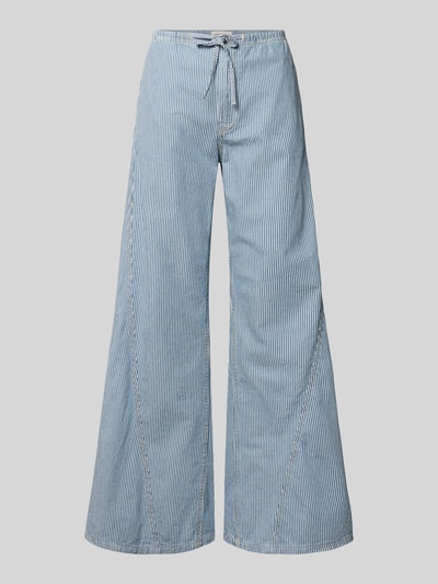 Produktfoto, Jogger Pants mit Bindegürtel und Eingrifftaschen von Guess Jeans, reine Baumwolle, hellblau-weiß gestreift, Wide Leg Fit, elastischer Bund, strukturierte Oberfläche