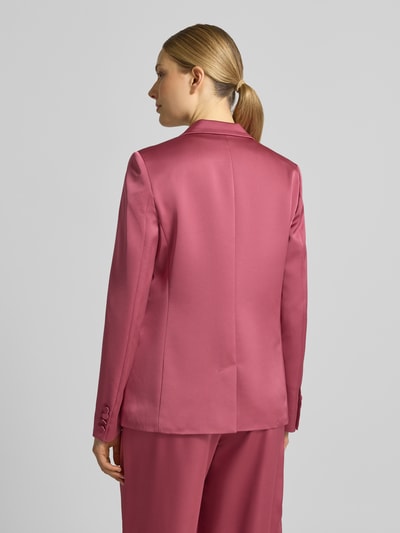 Frauenmodel trägt Slim Fit Blazer mit Paspeltaschen von Jake*s Cocktail in Satin mit Reverskragen und Knopfverschluss, Rückenansicht.
