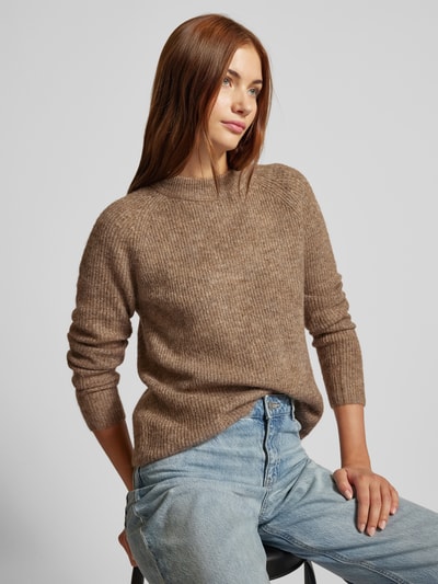 Pieces Sweter z dzianiny o kroju regular fit z prążkowanej dzianiny model ‘ELLEN’ Średniobrązowy melanż 3