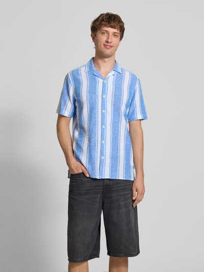 Männermodel trägt Regular Fit Leinenhemd aus Baumwoll-Leinen-Mix Modell 'CAIDEN' von Only & Sons mit blau-weißem Streifenmuster, Ganzkörperansicht von vorne.
