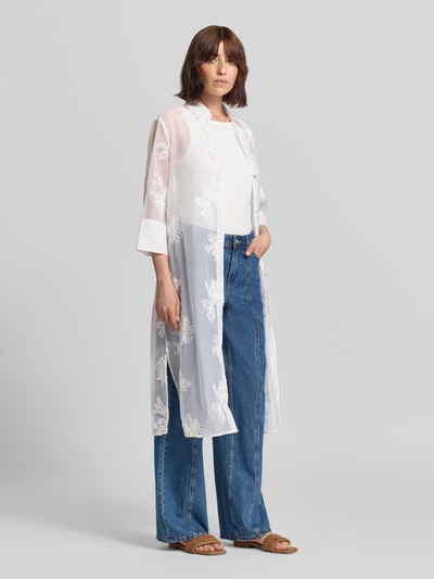 Frauenmodel trägt Regular Fit Langarmbluse mit floral-Stitching von s.Oliver BLACK LABEL, transparent weiß mit floralem Muster, Ganzkörperansicht von vorne.