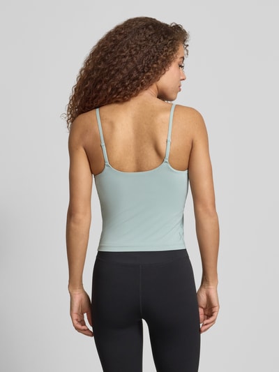 Frauenmodel trägt Slim Fit Sport Top mit Label-Print von adidas Sportswear, Optik: Unifarben, Stretch-Webstruktur, Ganzkörperansicht Rückansicht.