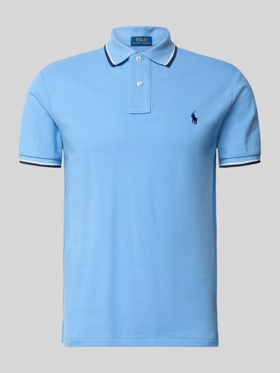 Produktfoto, Slim Fit Poloshirt aus reiner Baumwolle von Polo Ralph Lauren in Optik: Unifarben mit Regular-Fit, Logo-Stitching, Kontraststreifen, Polokragen, Kurzarm, geripptem Ärmelabschluss, Rumpfabschluss mit Seitenschlitzen, Materialverarbeitung: Piqué, Material: reine Baumwolle.