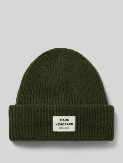 Productfoto, donkergroene beanie met riblook, brede omslag, labelpatch, wolmix, Model 'Tosca Anju' van MADS NØRGAARD
