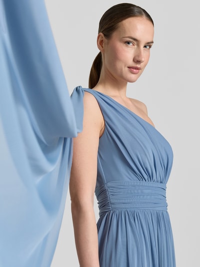 Modelka kobieca nosi Abendkleid im One-Shoulder-Design von TROYDEN COLLECTION z niebieskiego szyfonu, A-linia, maxidługość. Zbliżenie na górną część ciała. Szerokość w rozmiarze 36: 38 cm, długość tyłu: 142 cm, boczny zamek.