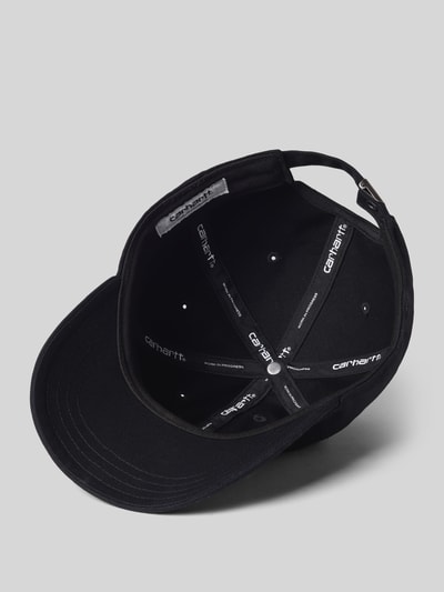 Produktfoto, schwarze Cap mit Label-Stitching von Carhartt Work In Progress, verstärkter Schirm, verstellbarer Riegel, Innenansicht