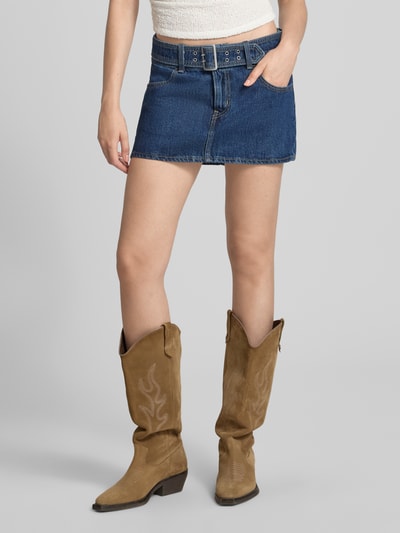 Kobiece modelka nosi Eng anliegender Jeansrock aus reiner Baumwolle von Levi's®, niebieski, gładka tekstura, Ganzkörperansicht von vorne.