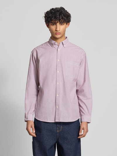 Męski model nosi Regular Fit Freizeithemd mit Brusttasche Modell 'NORREBRO' von Jack & Jones, miks bawełny, krój regular fit, kołnierzyk button-down, plisowana listwa guzikowa, kieszeń na piersi, długość tyłu w rozmiarze M: 74 cm, szerokość ramion w rozmiarze M: 52 cm, długość rękawa w rozmiarze M: 60 cm, cienkie czerwono-białe paski, gładka faktura, przód na całej długości, zdjęcie całej sylwetki z przodu.