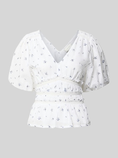 Produktfoto, Regular Fit blouse met opengewerkte borduursels model 'Sapura' van Neo Noir, puur katoen, halflange mouwen, V-hals, witte stof met blauw bloemenmotief, structuur door plooien en stikdetails, context: dames blouse, ruglengte maat 36: 40 cm, mouwlengte maat 36: 29 cm