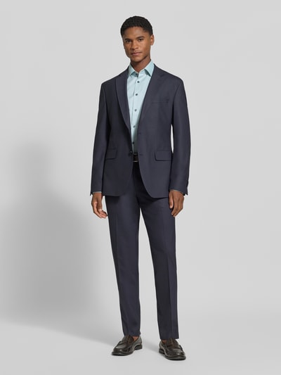 Männermodel trägt Modern Fit Businesshemd aus reiner Baumwolle von OLYMP in Hellblau mit glatter Textur, Ganzkörperansicht von vorne, Herren Businesshemd von OLYMP.