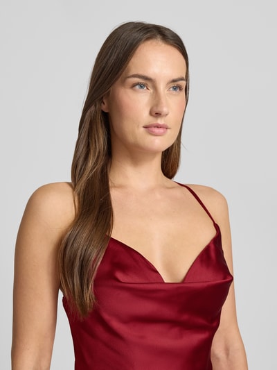 Frauenmodel trägt Abendkleid mit Wasserfall-Ausschnitt von LUXUAR FASHION, unifarbenes Design, taillierter Schnitt, Nahaufnahme Oberkörper.