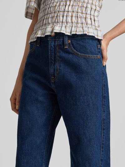Vrouwenmodel draagt Wide Fit Jeans im 5-Pocket-Design van GAP, puur katoen, donkerblauw, knoop- en ritssluiting, detailopname heupen