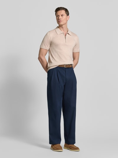 Männermodel trägt Regular Fit Poloshirt aus reiner Wolle Modell 'TRAY' von Selected Homme, Optik: Unifarben, Ganzkörperansicht von vorne.