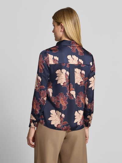 Vrouwenmodel draagt Regular Fit Hemdbluse aus Satin van Christian Berg Woman Selection, donkerblauw met bloemprint, satijnen textuur, rugaanzicht, context: dameshemdblouse met hemdkraag, lange mouwen, volledige knoopsluiting, ruglengte 64 cm, mouwlengte 61 cm.