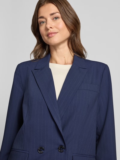 Vrouwenmodel draagt donkerblauwe blazer met fijne krijtstreep, reverskraag, dubbele knoopsluiting, Paspelzak op de borst, Klepzakken, Materiaalmix met viscose, boxy fit, Model 'Lana' van My Essential Wardrobe, Nahaufnahme Oberkörper.