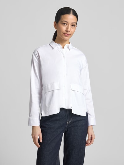 Frauenmodel trägt Regular Fit Bluse mit Pattentaschen von Smith and Soul, Weiß, Baumwoll-Mix, Hemdblusenkragen, Ganzkörperansicht von vorne.