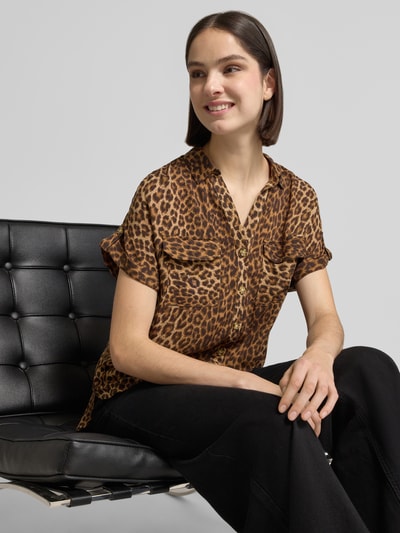 Frauenmodel trägt Comfort Fit Bluse aus reiner Viskose Modell 'BUMPY' von Vero Moda, Optik:Allover-Muster, feine Webstruktur, Nahaufnahme Oberkörper.