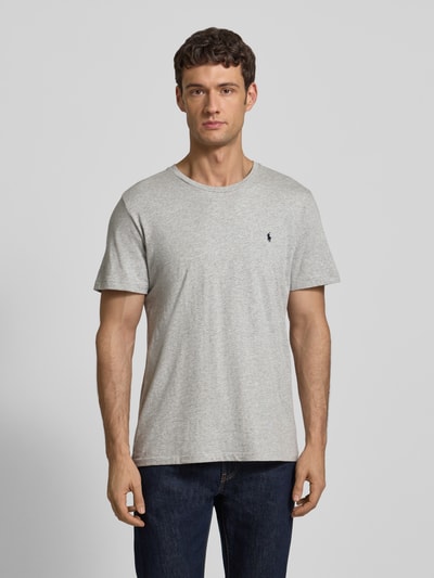 Männermodel trägt T-Shirt mit Logo-Stitching von Polo Ralph Lauren, reine Baumwolle, gerade Passform, Rundhalsausschnitt, Ganzkörperansicht von vorne.