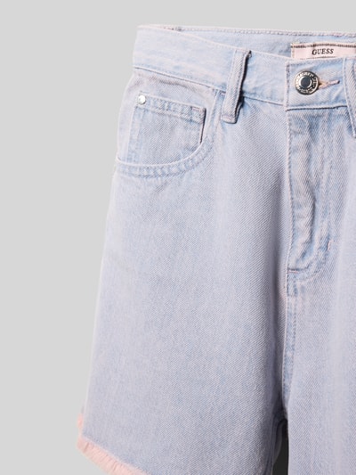 Produktfoto, Regular Fit Shorts in Denim-Optik von Guess, Reine Baumwolle, 5-Pocket-Design, Logo-Stitching, Knopf-Reißverschluss, hellblaue Struktur