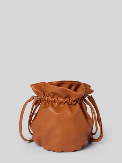 Produktfoto, Handtasche aus Lammleder Modell 'Zilla' von My Essential Wardrobe, brązowa, miękka faktura, szerokość w rozmiarze 1: 22 cm, długość 26 cm, główna komora ze ściągaczem, logo, pasek na ramię 17 cm, głębokość 15 cm