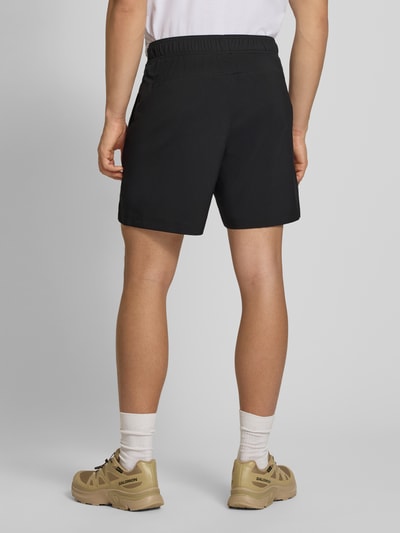 Männermodel trägt Regular Fit Shorts mit Eingrifftaschen von The North Face, schwarz, elastischer Bund, Ganzkörperansicht Rückansicht.