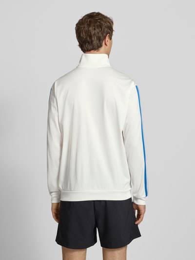 Männermodel trägt Regular Fit Trainingsjacke mit Stehkragen von adidas Sportswear, Optik: Unifarben, Ganzkörperansicht Rückansicht.