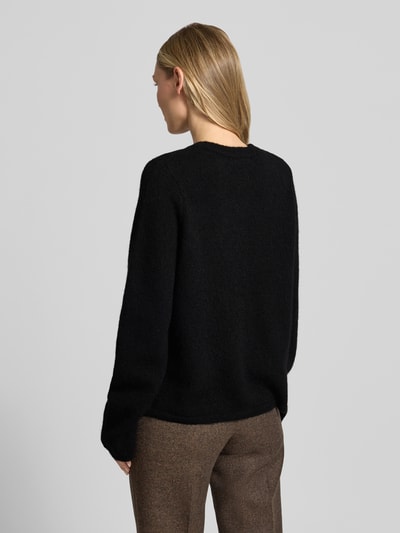 Frauenmodel trägt kardigan rozpinany Regular Fit Strickjacke aus Woll-Mix mit Alpaka-Anteil model 'LULU NEW' von Selected Femme, efekt: jednolity kolor, krój regular fit, listwa guzikowa, dekolt okrągły, długi rękaw z prążkowanym zakończeniem, prążkowane wykończenie, dzianina, mieszanka wełny, Ganzkörperansicht Rückansicht.