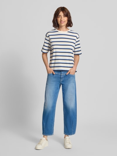 Frauenmodel trägt Barrel Fit Jeans aus Baumwoll-Mix Modell 'ELIN' von CAMBIO, mittleres Blau, Damen Barrel Jeans, Ganzkörperansicht von vorne.