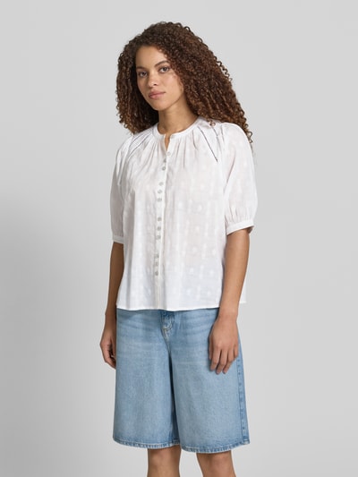 Frauenmodel trägt Bluse mit Mao-Kragen und 3/4-Arm von JAKE*S STUDIO WOMAN, Reine Baumwolle, Gerader-Schnitt, Knopfleiste, Ganzkörperansicht von vorne.