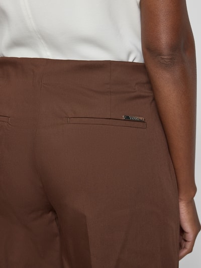 Frauenmodel trägt braune Culotte mit Eingrifftaschen Modell 'Jenny' von TONI, glatter Baumwoll-Mix, Nahaufnahme Rückansicht.