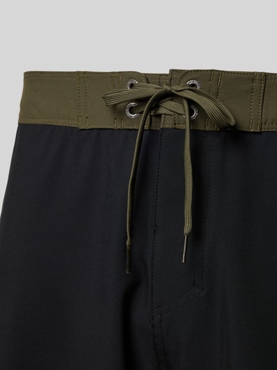 Produktfoto, Regular Fit Shorts mit Logo-Patch Modell 'Nomad' von Quiksilver im floralen Print, elastischer Mix, Schnürverschluss, Nahaufnahme