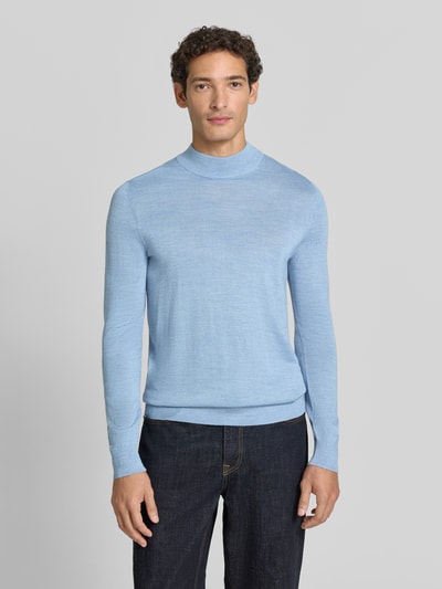 Männermodel trägt Regular Fit Turtleneck aus Woll-Mix von Christian Berg Men in Hellblau mit gerippten Abschlüssen, Ganzkörperansicht von vorne.
