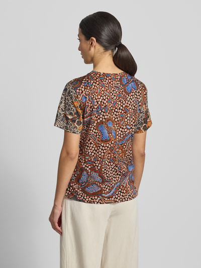 Frauenmodel trägt Regular Fit T-Shirt aus reiner Baumwolle Modell 'BUSSOLA' von Weekend Max Mara mit Allover-Muster, feine Webstruktur, Ganzkörperansicht Rückansicht.