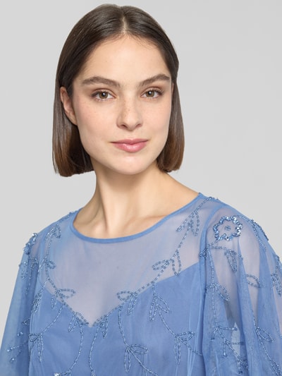 Kobiece modelka nosi Regular Fit Abendkleid mit floralem Allover-Stitching od Adrianna Papell, półprzezroczysty materiał, obszycie ozdobnymi kamieniami, z krótkim rękawem, szerokość w rozmiarze 36: 41 cm, długość tyłu w rozmiarze 36: 145 cm, długość rękawów w rozmiarze 36: 27 cm, niebieski kolor, haft na całej powierzchni, zbliżenie na górną część ciała