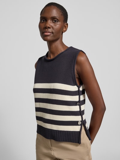 Frauenmodel trägt Stricktop mit Rollsaum von Comma in Dunkelblau mit weißen Streifen, Reine Baumwolle, Regular-Fit, Rundhalsausschnitt, Ganzkörperansicht von vorne.
