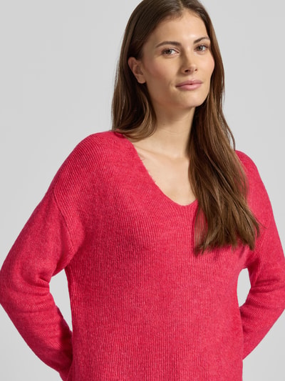 Frauenmodel trägt Regular Fit Pullover mit V-Ausschnitt Modell 'CREWLEFILE' von Vero Moda, Optik: Unifarben, Rippstrick, Nahaufnahme Oberkörper.