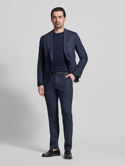 Männermodel trägt Regular Fit Anzug aus Viskose-Mix Modell 'Dalotti' von CINQUE in Dunkelblau mit Reverskragen und 2-Knopf-Blazer, Ganzkörperansicht von vorne.