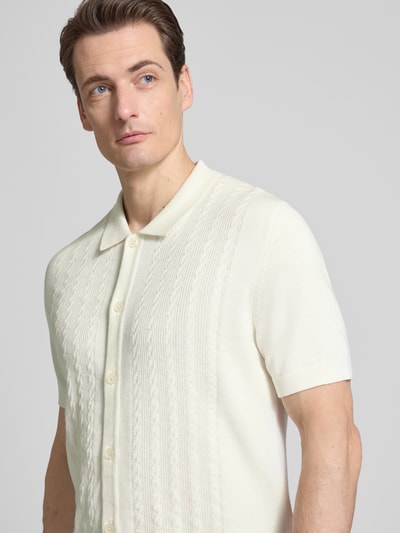 Männermodel trägt Regular Fit Poloshirt mit 1/2-Arm von OLYMP Level Five, Baumwoll-Mix mit Zopfmuster, Polokragen und Knopfleiste, Nahaufnahme Oberkörper.