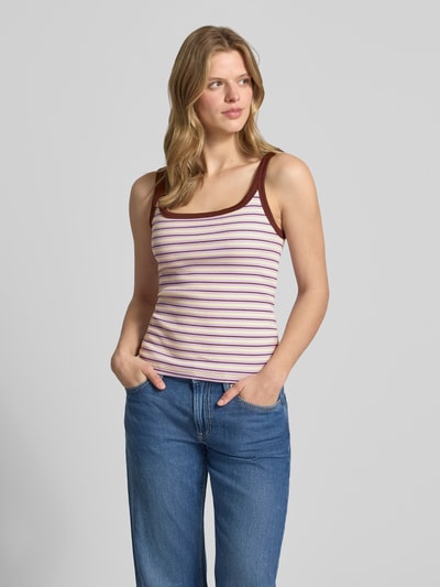 Frauenmodel trägt Tanktop mit Rundhalsausschnitt Modell 'MOLLY' von Topshop aus Baumwoll-Mix mit Stretch-Anteil, fein gestreift, Körpernaher-Schnitt, Feinripp-Struktur, Nahaufnahme Oberkörper.