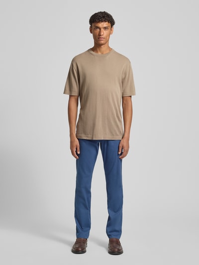 Männermodel trägt Hose im 5-Pocket-Design Modell 'CORDOBA' von bugatti, Baumwoll-Mix, gerade Form, blaue Farbe, Ganzkörperansicht von vorne.