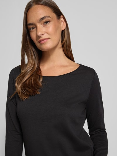 Frauenmodel trägt Longsleeve mit Rundhalsausschnitt von Smith and Soul, Baumwoll-Mix, schwarze Farbe, Nahaufnahme Oberkörper.