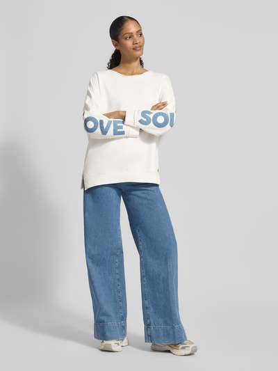 Frauenmodel trägt Oversized Sweatshirt aus Baumwoll-Mix von Smith & Soul, Damen, Rundhalsausschnitt, elastische Ärmelabschlüsse, Ganzkörperansicht von vorne.