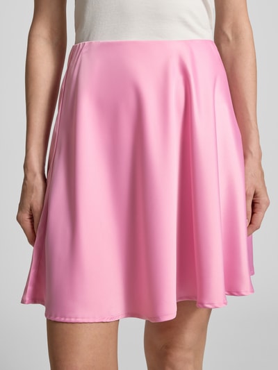 Frauenmodel trägt Minirock mit elastischem Bund Modell 'PELLA' von YAS, pink, A-Linie, Material-Mix mit Stretch, Nahaufnahme Oberkörper.