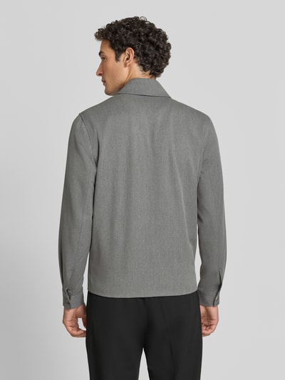 Männermodel trägt Heren jack met Materiaalmix met viscose, straight fit, Kentkraag, ritssluiting, steekzakken, gestikt logo, Model 'Como' van Les Deux, kleur grijs, Ruglengte maat M 60 cm, schouderbreedte 43 cm, borstwijdte 55 cm, mouwlengte 67 cm, Ganzkörperansicht Rückansicht