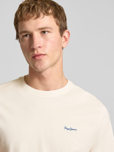 Männermodel trägt Regular Fit T-Shirt aus reiner Baumwolle Modell 'CONNOR' von Pepe Jeans, unifarben, Nahaufnahme Oberkörper.